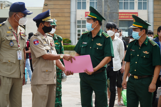 Việt Nam tiếp nhận hơn 100 công dân bị Campuchia bắt với cáo buộc đánh bạc