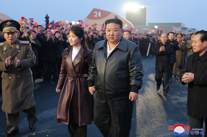 Ông Kim Jong-un lần đầu đi xe được Tổng thống Putin tặng