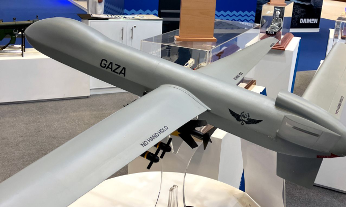 Iran khoe UAV có thể mang 13 quả bom dẫn đường