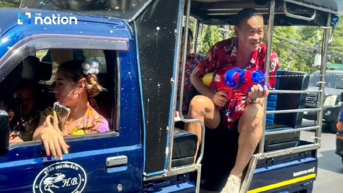 Thủ tướng Thái Lan bắn súng nước trên phố trong lễ hội Songkran