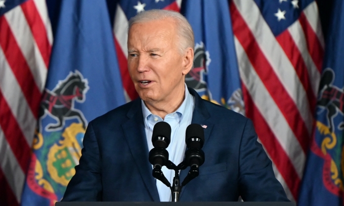 Ông Biden chế giễu xuất thân giàu có của ông Trump