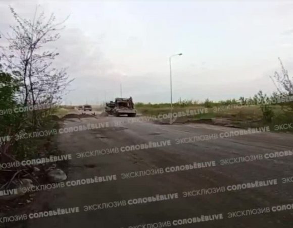 Lính Nga phá xích, thu xe tăng Leopard của Ukraine