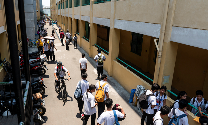 Học sinh Philippines chật vật giữa nắng nóng thiêu đốt