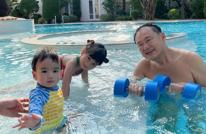 Thái Lan giải thích cảnh ông Thaksin nâng tạ trong hồ bơi