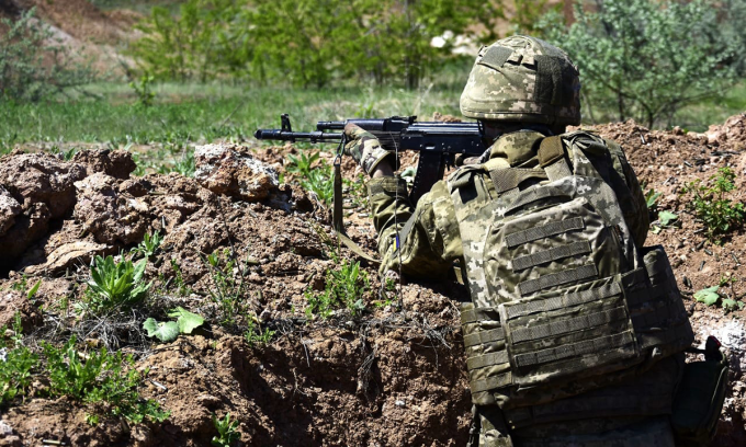 Quốc hội Ukraine duyệt dự luật tuyển tù nhân vào quân đội