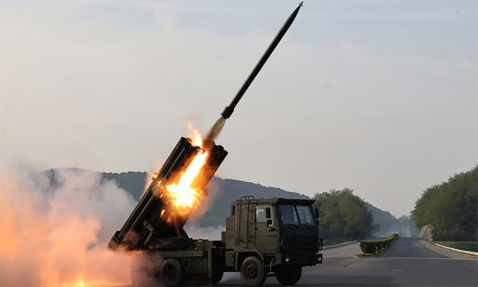 Pháo phản lực Triều Tiên khai hỏa đạn rocket dẫn đường