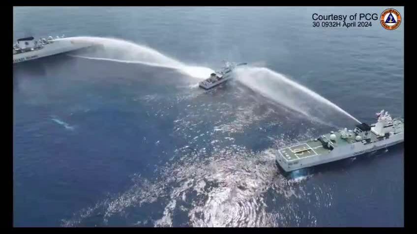 Philippines tố hải cảnh Trung Quốc phun vòi rồng vào tàu tuần tra