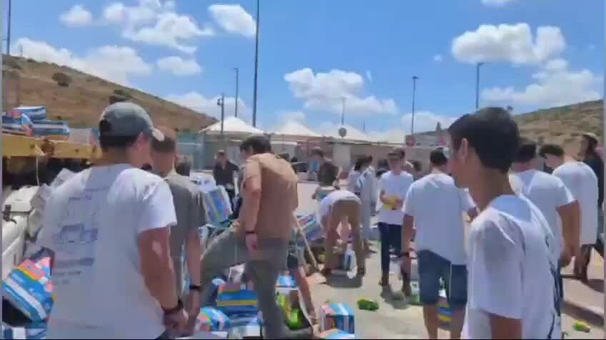 Người Israel chặn xe cứu trợ vào Gaza, vứt gạo ra đường