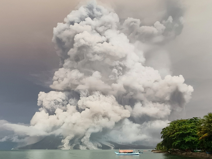 Núi lửa phun trào, Indonesia đóng sân bay quốc tế