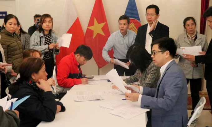 Cấp lại giấy tờ cho người Việt ảnh hưởng bởi vụ cháy chợ Ba Lan