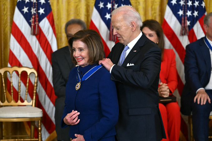 Tổng thống Biden trao Huân chương Tự do cho bà Pelosi