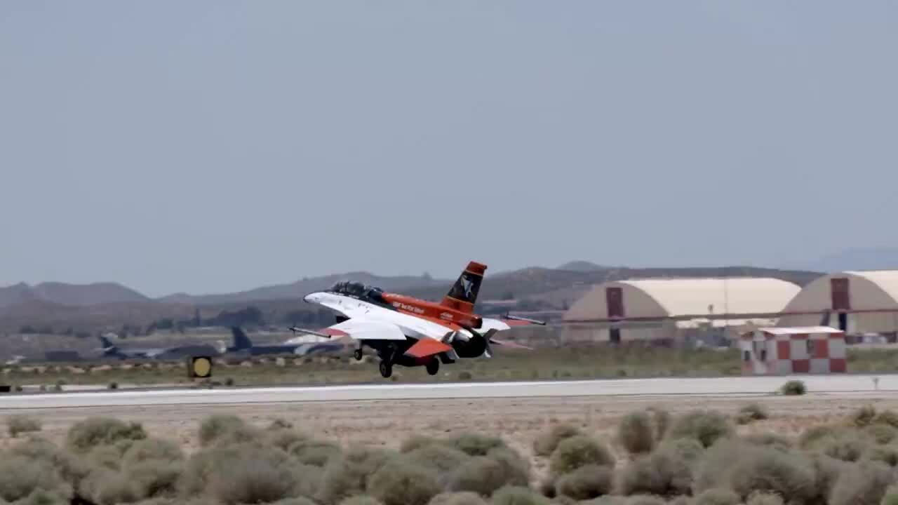 Bộ trưởng Mỹ ngồi thử tiêm kích F-16 do AI điều khiển