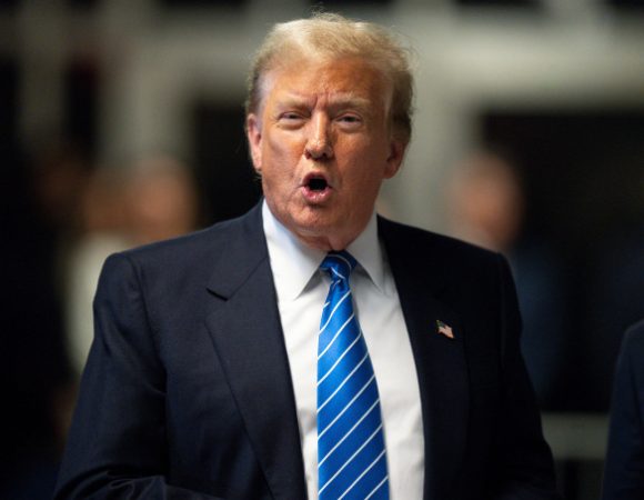 Bình luận dấy lên hoài nghi về tính toàn vẹn phiên xử ông Trump