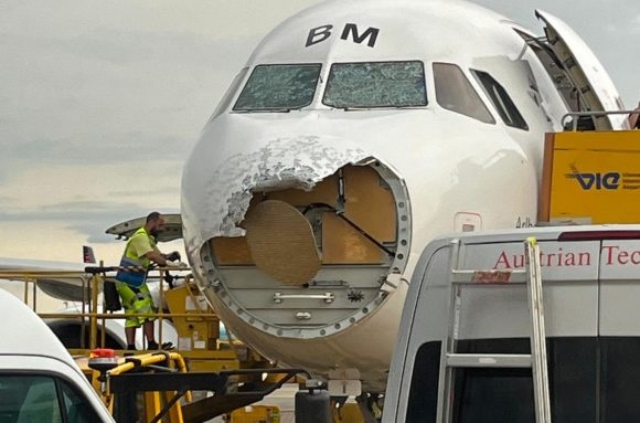 Máy bay bị vỡ mũi vì mưa đá