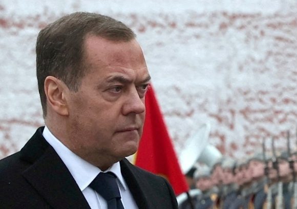 Ông Medvedev khuyên lãnh đạo Pháp, Đức 'về vườn'