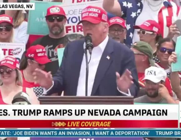 Ông Trump bực bội vì máy nhắc chữ bị hỏng khi vận động tranh cử