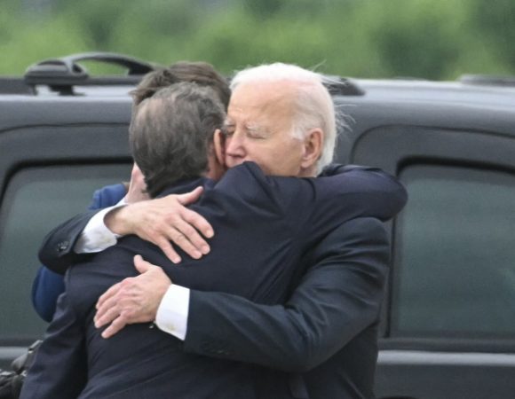 Ông Biden chấp nhận việc con trai bị kết tội