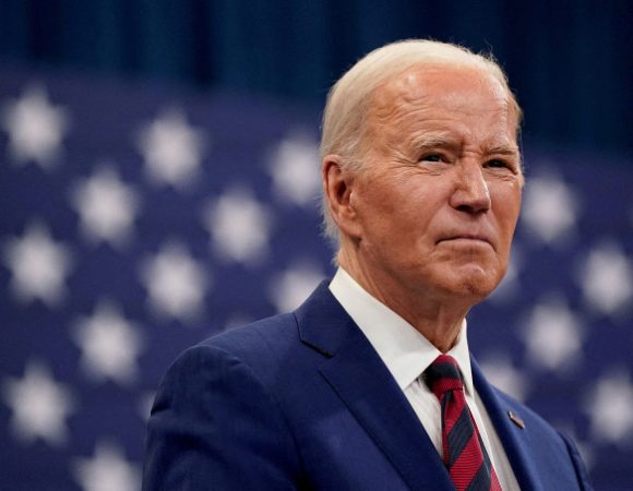 Chính quyền Biden bị kiện vì dừng cấp quyền tị nạn cho người di cư