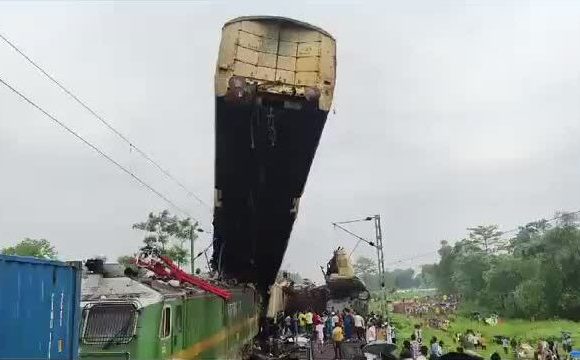 Tàu hỏa chở khách đâm tàu hàng, ít nhất 5 người chết