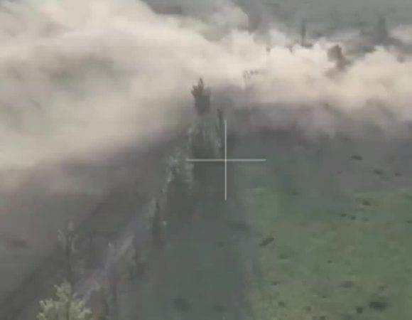 Xe tăng Nga sa hố, làm mồi cho drone