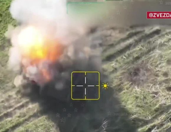 Thiết giáp Bradley bốc cháy khi trúng drone Nga