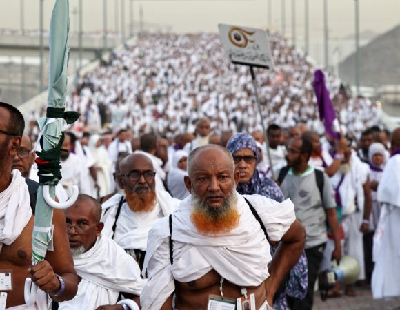 Hành hương đến thánh địa Mecca giữa cái nóng 47 độ C