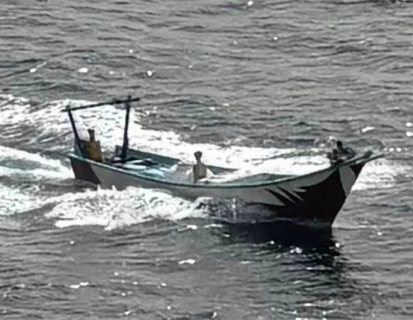 Houthi ngụy trang xuồng tự sát thành thuyền đánh cá để tập kích tàu hàng
