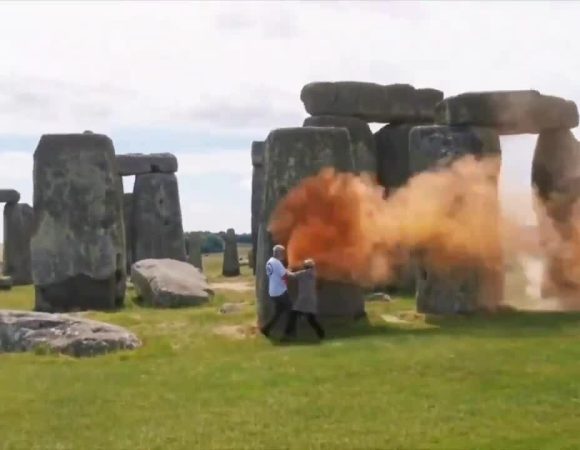 Nhóm hoạt động môi trường xịt sơn vào bãi đá cổ Stonehenge