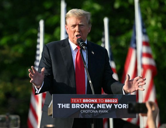 Ông Trump đề xuất cấp thẻ xanh cho du học sinh tốt nghiệp tại Mỹ