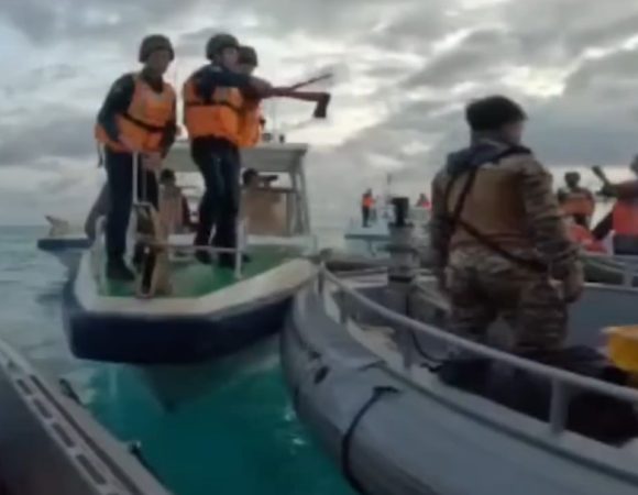 Philippines yêu cầu Trung Quốc trả súng sau vụ đối đầu trên Biển Đông