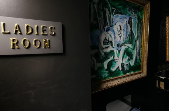 Bảo tàng Australia trưng bày tranh Picasso trong nhà vệ sinh nữ