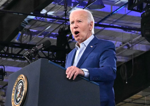 Ông Biden xoa dịu cử tri sau cuộc tranh luận với ông Trump