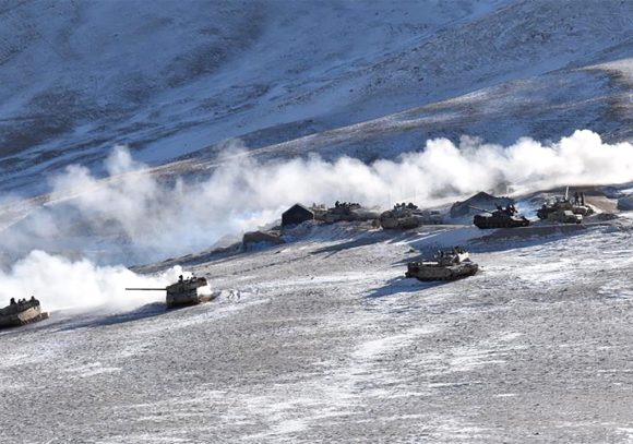 Xe tăng T-72 bị lũ nhấn chìm, 5 binh sĩ Ấn Độ thiệt mạng
