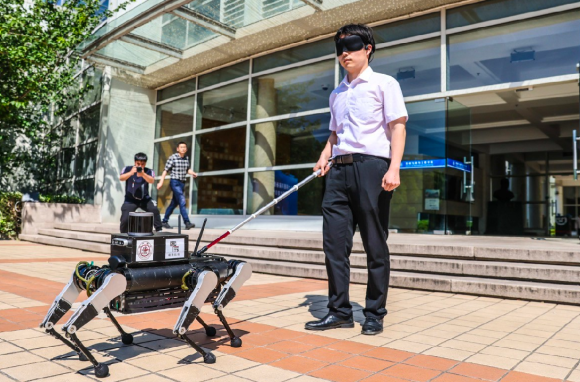 Trung Quốc phát triển chó robot dẫn đường cho người mù