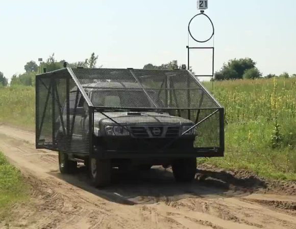 Lính Ukraine luyện 'đánh võng' drone tập kích mục tiêu