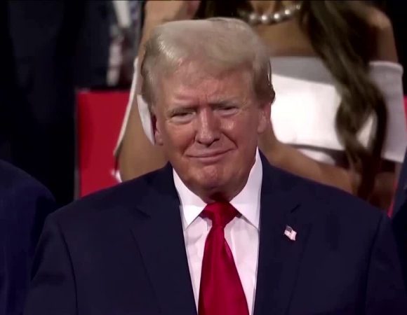 Ông Trump lần đầu xuất hiện sau vụ ám sát hụt