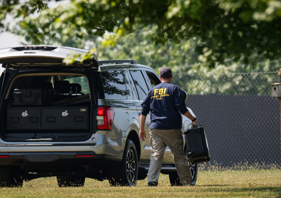 FBI phá khóa điện thoại tay súng để tìm động cơ ám sát Trump