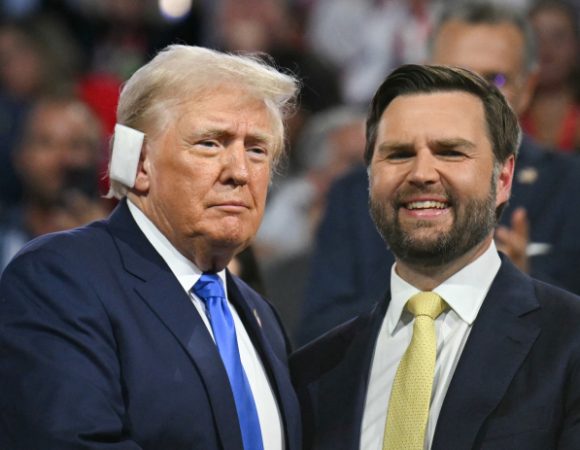 Cách ông Trump chọn phó tướng 'như show truyền hình thực tế'