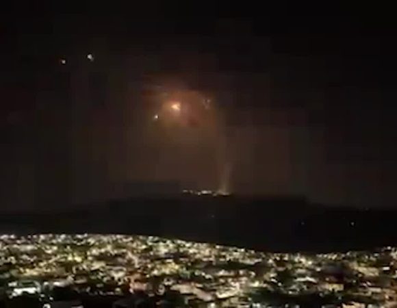 Rocket Hezbollah nổ như pháo hoa trên bầu trời Israel