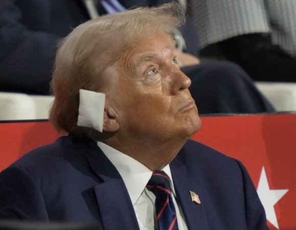 Con trai và bạn bè tiết lộ thương tích của ông Trump