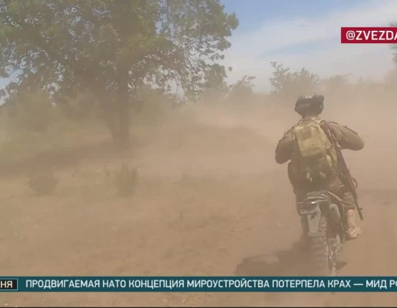 Lính Nga cưỡi xe máy tấn công làng chiến lược ở Donetsk