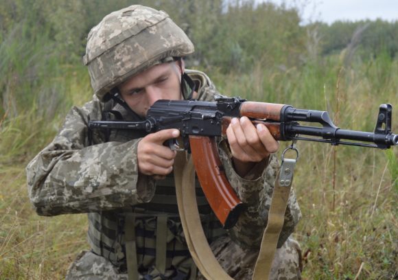 Lý do lính Ukraine không muốn từ bỏ súng AK