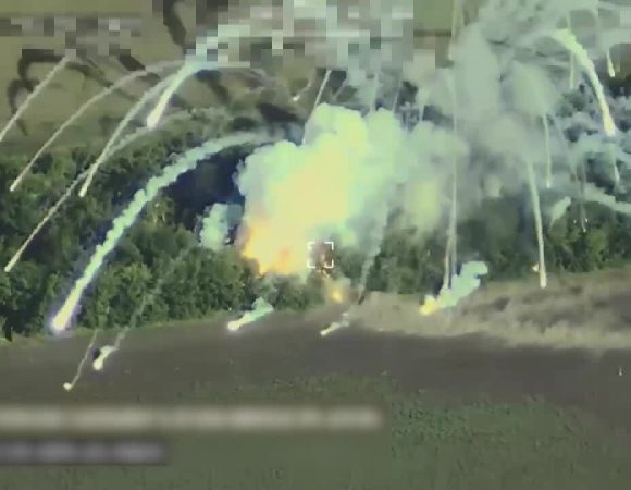 Trúng đạn HIMARS, xe phòng không Nga 'nổ như pháo hoa'