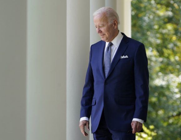 Nguy cơ 'mất tất cả' thúc đẩy ông Biden ngừng tranh cử