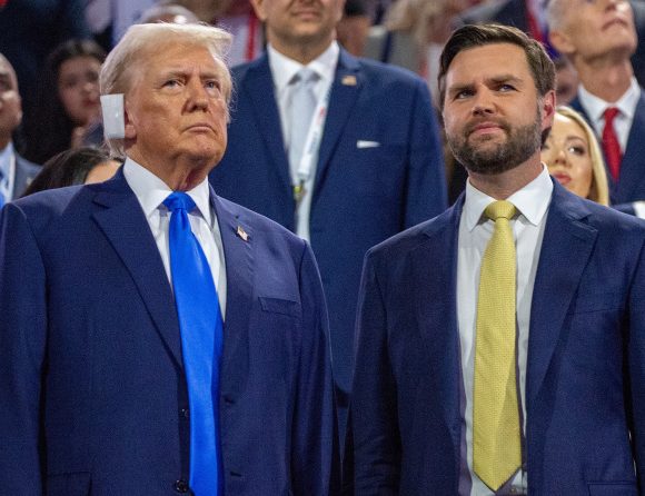 Người đàn ông bị bắt vì dọa giết ông Trump và phó tướng