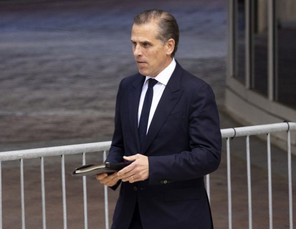 Hunter Biden rút đơn kiện Fox News vì phát sóng 'cảnh nóng'